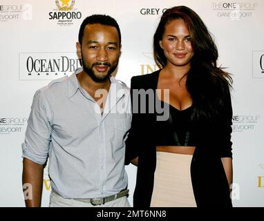 Sänger John Legend und sein Freundin-Model Chrissy Teigen kommen für die „Ocean Drive“-Ausgabe im Juli/August auf dem Dach des Gansevoort Miami Beach in Miami Beach, FL. 7/15/10. Stockfoto