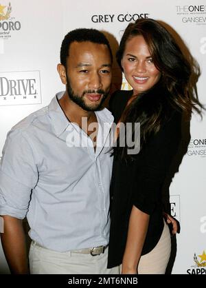 Sänger John Legend und sein Freundin-Model Chrissy Teigen kommen für die „Ocean Drive“-Ausgabe im Juli/August auf dem Dach des Gansevoort Miami Beach in Miami Beach, FL. 7/15/10. Stockfoto