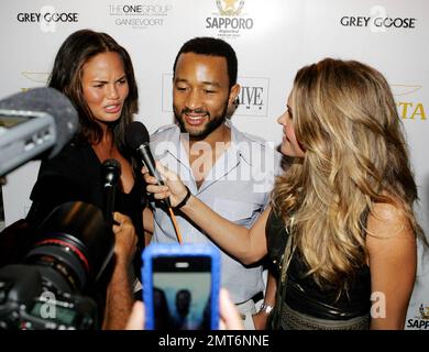 Sänger John Legend und sein Freundin-Model Chrissy Teigen kommen für die „Ocean Drive“-Ausgabe im Juli/August auf dem Dach des Gansevoort Miami Beach in Miami Beach, FL. 7/15/10. Stockfoto