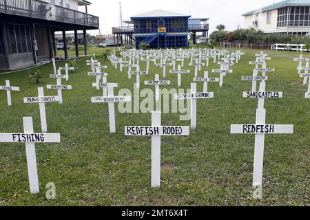 Auf dem Hof eines Hauseigentümers befinden sich nachgeahmte Grabsteinmarkierungen für viele Dinge, die durch die BP-Ölpest verloren gegangen sind, darunter Tiere, Arbeit und Lebensweisen auf Grand Isle, LA. 6/6/10. Stockfoto