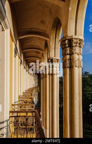 Alte Kolonnade mit Balkon in einem verlassenen Palast. Stockfoto