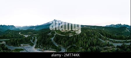 Ein Drohnenschuss von Mount Rainier Stratovolcano in Washington State Stockfoto