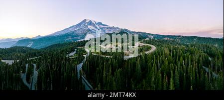 Ein Drohnenschuss von Mount Rainier Stratovolcano in Washington State Stockfoto