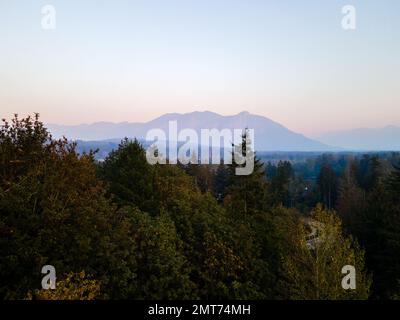 Ein Drohnenschuss von Mount Rainier Stratovolcano in Washington State Stockfoto