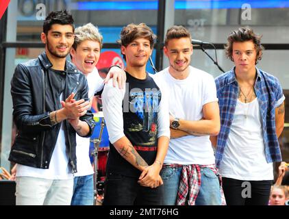 Harry Styles, Niall Horan, Liam Payne, Louis Tomlinson und Zayn Malik von der britischen Bandsensation „One Direction“ erschienen in NBC's Show „Today“ in NYC, wo sie live vor einer schreienden Menge im Rockefeller Center auftraten. Die Jungs von '1D' sind derzeit auf einer Promotiontour für den Dokumentarfilm 'One Direction: This is US', der die Jungs von ihren bescheidenen Anfängen über die Wettkämpfe um den britischen 'X Factor' bis hin zur Eroberung der Welt und Auftritte in der berühmten Londoner O2 Arena begleitet. New York, New York, 23. August 2013. Stockfoto