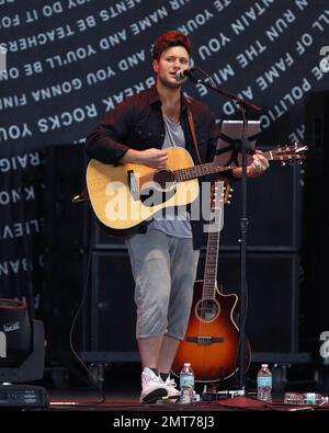 Sänger/Songwriter Jamie Scott eröffnet für „The Script“ und „OneRepublic“ im Cruzan Amphitheatre in West Palm Beach, FL. 17. August 2014. Stockfoto
