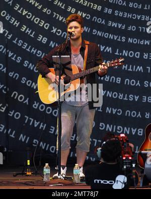 Sänger/Songwriter Jamie Scott eröffnet für „The Script“ und „OneRepublic“ im Cruzan Amphitheatre in West Palm Beach, FL. 17. August 2014. Stockfoto