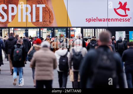 Nürnberg, Deutschland. 01. Februar 2023. Besucher der Spielwarenmesse gehen zum Eingang der Ausstellungshallen. Die 72. Spielwarenmesse läuft vom 1. Bis 5. Februar 2023. Kredit: Daniel Karmann/dpa/Alamy Live News Stockfoto