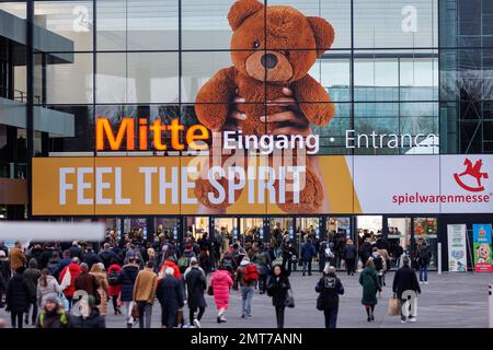 Nürnberg, Deutschland. 01. Februar 2023. Besucher der Spielwarenmesse gehen zum Eingang der Ausstellungshallen. Die 72. Spielwarenmesse läuft vom 1. Bis 5. Februar 2023. Kredit: Daniel Karmann/dpa/Alamy Live News Stockfoto