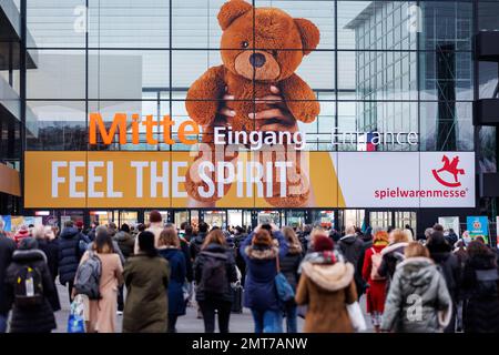 Nürnberg, Deutschland. 01. Februar 2023. Besucher der Spielwarenmesse gehen zum Eingang der Ausstellungshallen. Die 72. Spielwarenmesse läuft vom 1. Bis 5. Februar 2023. Kredit: Daniel Karmann/dpa/Alamy Live News Stockfoto