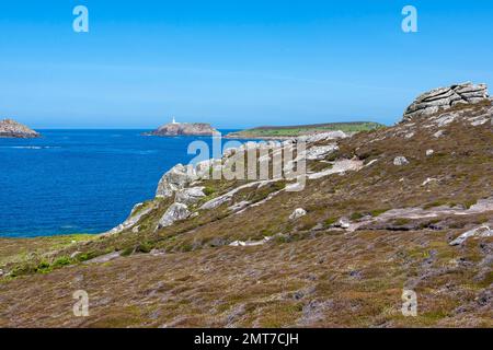 Die Inseln von St. Helens, Men-a-Vaur und Round Island mit seinem auffälligen Leuchtturm, von Tregarthen Hill auf Tresco, Scilly, Großbritannien Stockfoto