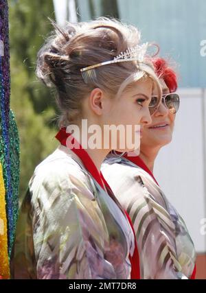 Die Grand Marshals Sharon und Kelly Osbourne fahren auf dem Santa Monica Boulevard auf einem farbenfrohen, mit Pailletten verzierten Floß mit Regenbogen und passenden Diademen und Kleidern während der alljährlichen Los Angeles Gay Pride Parade 40. Berichten zufolge wurden die Reality-TV-Stars von anti-schwulen Demonstranten konfrontiert, aber das Mutter-Tochter-Duo blieb unberührt und setzte sich fort. Kelly zeigte auch ihr Dekolleté und genoss einen Lutscher, später signierte sie Autogramme und Sharon umarmte einen Fan. Schätzungsweise 400 000 Personen nahmen an der Hochenergieveranstaltung Teil. Los Angeles, Kalifornien. 06/13/10. Stockfoto