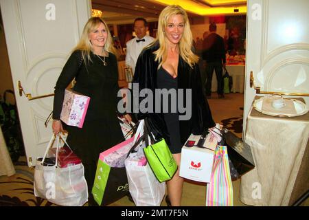 Chase Masterson besucht die erste jährliche Oscar Suite mit 100 Sternen, die erste Oscar-Geschenksuite im Beverly Hills Hotel, Beverly Hills, Kalifornien, 02./23. Dezember 10. . Stockfoto