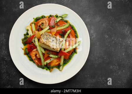 Gebratenes Fischsteak mit Garnelen und Gemüse Stockfoto