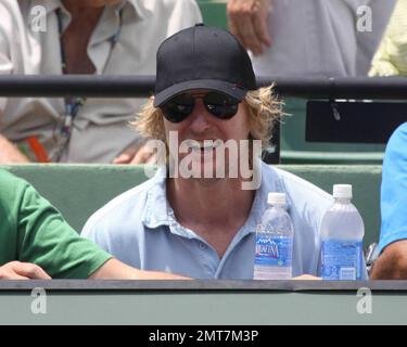 Schauspieler Owen Wilson sieht Serena Williams aus den USA im Frauenfinale bei den Sony Ericsson Open im Crandon Park Tennis Center in Key Biscayne, FL, von Victoria Azarenka aus Belarus besiegt. 4/4/09. . . Stockfoto