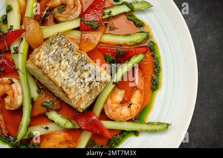 Gebratenes Fischsteak mit Garnelen und Gemüse Stockfoto