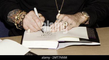 Rocker Ozzy Osbourne signiert Kopien seiner Autobiografie „I am Ozzy“ für Fans in einem Buchladen von Borders. Las Vegas, Nevada 02/18/10. . Stockfoto