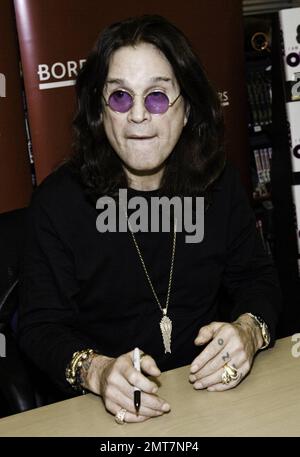 Rocker Ozzy Osbourne signiert Kopien seiner Autobiografie „I am Ozzy“ für Fans in einem Buchladen von Borders. Las Vegas, Nevada 02/18/10. . Stockfoto