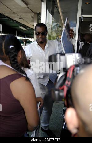 Sean P-Diddy Combs verlässt die From Harlem to Hollywood-Party in Mel's Diner und feiert den Star auf dem Hollywood Walk of Fame, den er an diesem Tag in Hollywood, Kalifornien, erhielt. 5/2/08. Stockfoto