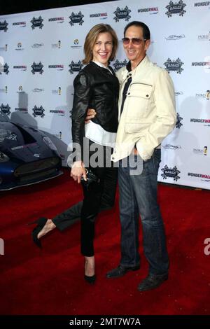 Brenda Strong und Ehemann Tom Henri kommen zur Padres Contra El Cancer Car Rally Kickoff Party im Roosevelt Hotel. Viele Berühmtheiten zeigten sich, darunter die Ehrenvorsitzende Eva Longoria, Robin Antin, Roselyn Sanchez, Eric Winter, Shannon Tweed, Gene Simmons, Brenda Strong, Bai Ling und viele andere. Los Angeles, Kalifornien. 5/1/09. Stockfoto