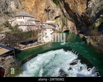 Draufsicht über Tekija in Blagaj in BiH. Die Tekija, das Derwisch-Haus, an der Quelle des Flusses Buna. Stockfoto