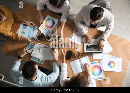 Team professioneller Designer, die am Tisch arbeiten, Draufsicht Stockfoto