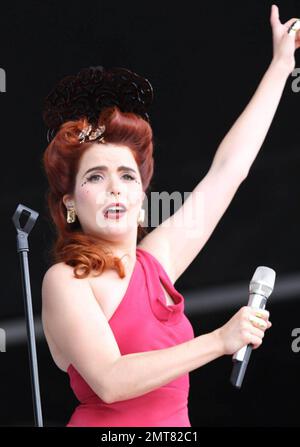 Der britische Sänger Songwriter Paloma Faith tritt während des Tages live auf, eines der 15. jährlichen V Festivals 2010 im Hylands Park. Paloma sah auffällig aus in ihrem Fuchsiakleid, das sehr gut zu ihrem wunderschönen, kastanienbraunen Haar passte, das in Nadellocken gemacht und mit einem großen, verzierten Haarstück geschmückt war. Essex, Großbritannien. 08/21/10. Stockfoto