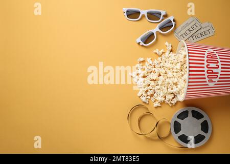 Flach liegend mit köstlichem Popcorn auf gelbem Hintergrund. Platz für Text Stockfoto