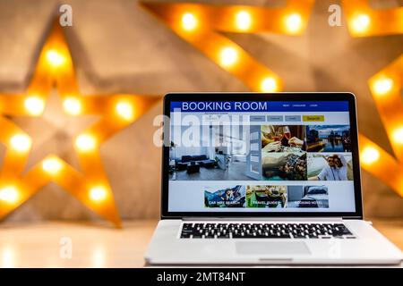 Reisen, Hotels und Flüge buchen Buchung auf dem Bildschirm des Computers Stockfoto