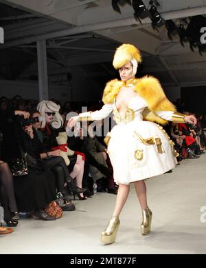 Model Alice Dellal läuft während der London Fashion Week auf der Pam Hogg Modenschau über die Laufbahn. London, Großbritannien. 02/20/11. Stockfoto