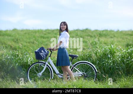 Japanische Highschool-Schüler Porträt im Freien Stockfoto