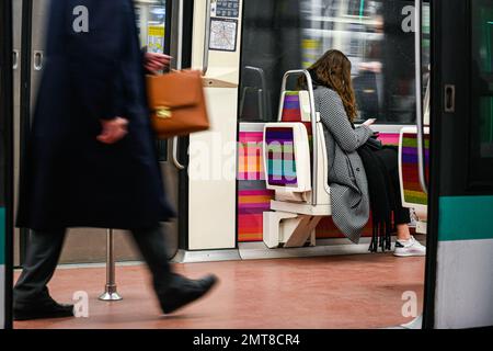 Abbildung zeigt den Bahnsteig einer Pariser U-Bahn-Station (RATP Metro oder Metropolitain) mit Personen (Passagieren) am 31. Januar 2023 in Paris, Frankreich. Die Gewerkschaften haben einen Streik und weitere Demonstrationen gegen das Rentenreformgesetz gefordert. Foto: Victor Joly/ABACAPRESS.COM Stockfoto