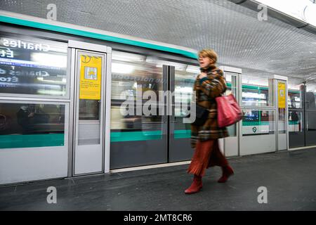 Abbildung zeigt den Bahnsteig einer Pariser U-Bahn-Station (RATP Metro oder Metropolitain) mit Personen (Passagieren) am 31. Januar 2023 in Paris, Frankreich. Die Gewerkschaften haben einen Streik und weitere Demonstrationen gegen das Rentenreformgesetz gefordert. Foto: Victor Joly/ABACAPRESS.COM Stockfoto