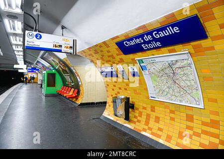 Abbildung zeigt den Bahnsteig einer Pariser U-Bahn-Station (RATP Metro oder Metropolitain Charles de Gaulle Etoile) am 31. Januar 2023 in Paris, Frankreich. Die Gewerkschaften haben einen Streik und weitere Demonstrationen gegen das Rentenreformgesetz gefordert. Foto: Victor Joly/ABACAPRESS.COM Stockfoto