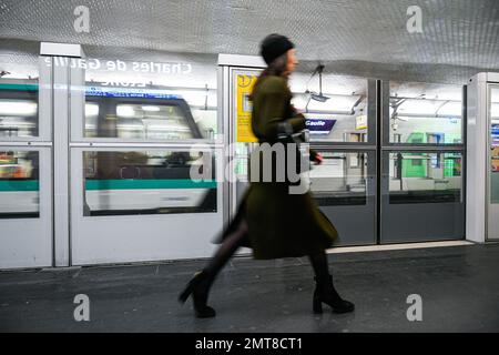 Abbildung zeigt den Bahnsteig einer Pariser U-Bahn-Station (RATP Metro oder Metropolitain) mit Personen (Passagieren) am 31. Januar 2023 in Paris, Frankreich. Die Gewerkschaften haben einen Streik und weitere Demonstrationen gegen das Rentenreformgesetz gefordert. Foto: Victor Joly/ABACAPRESS.COM Stockfoto