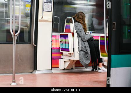 Abbildung zeigt den Bahnsteig einer Pariser U-Bahn-Station (RATP Metro oder Metropolitain) mit Personen (Passagieren) am 31. Januar 2023 in Paris, Frankreich. Die Gewerkschaften haben einen Streik und weitere Demonstrationen gegen das Rentenreformgesetz gefordert. Foto: Victor Joly/ABACAPRESS.COM Stockfoto