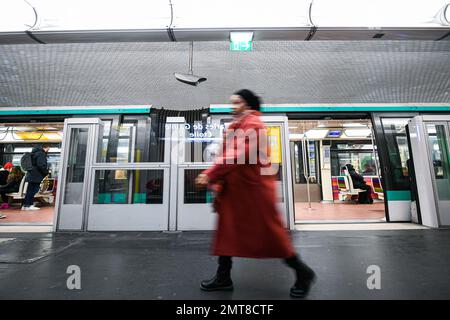 Abbildung zeigt den Bahnsteig einer Pariser U-Bahn-Station (RATP Metro oder Metropolitain) mit Personen (Passagieren) am 31. Januar 2023 in Paris, Frankreich. Die Gewerkschaften haben einen Streik und weitere Demonstrationen gegen das Rentenreformgesetz gefordert. Foto: Victor Joly/ABACAPRESS.COM Stockfoto