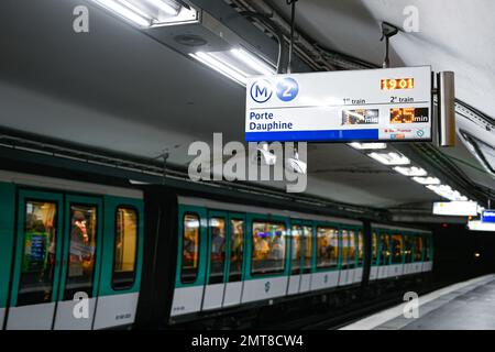 Abbildung zeigt den Bahnsteig einer Pariser U-Bahn-Station (RATP Metro oder Metropolitain) am 31. Januar 2023 in Paris, Frankreich. Die Gewerkschaften haben einen Streik und weitere Demonstrationen gegen das Rentenreformgesetz gefordert. Foto: Victor Joly/ABACAPRESS.COM Stockfoto