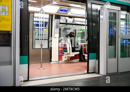 Abbildung zeigt den Bahnsteig einer Pariser U-Bahn-Station (RATP Metro oder Metropolitain) mit Personen (Passagieren) am 31. Januar 2023 in Paris, Frankreich. Die Gewerkschaften haben einen Streik und weitere Demonstrationen gegen das Rentenreformgesetz gefordert. Foto: Victor Joly/ABACAPRESS.COM Stockfoto