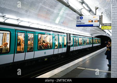 Abbildung zeigt den Bahnsteig einer Pariser U-Bahn-Station (RATP Metro oder Metropolitain) am 31. Januar 2023 in Paris, Frankreich. Die Gewerkschaften haben einen Streik und weitere Demonstrationen gegen das Rentenreformgesetz gefordert. Foto: Victor Joly/ABACAPRESS.COM Stockfoto