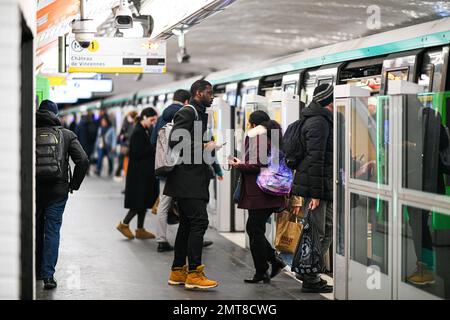 Abbildung zeigt den Bahnsteig einer Pariser U-Bahn-Station (RATP Metro oder Metropolitain) mit Personen (Passagieren) am 31. Januar 2023 in Paris, Frankreich. Die Gewerkschaften haben einen Streik und weitere Demonstrationen gegen das Rentenreformgesetz gefordert. Foto: Victor Joly/ABACAPRESS.COM Stockfoto