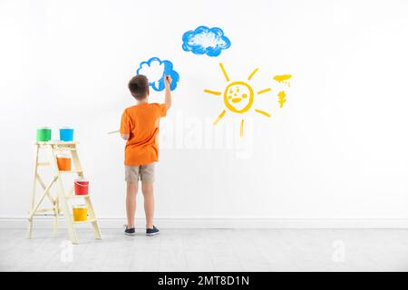 Kleine Kindermaler-Wolke an der weißen Wand im Zimmer Stockfoto