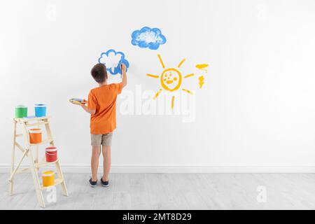 Kleine Kindermaler-Wolke an der weißen Wand im Zimmer Stockfoto