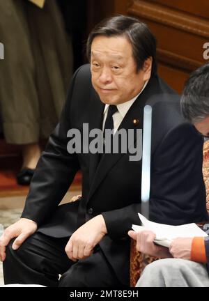 Tokio, Japan. 1. Februar 2023. Der japanische Verteidigungsminister Yasukazu Hamada hört am Mittwoch, den 1. Februar 2023, auf der Sitzung des Haushaltsausschusses des Unterhauses im Nationaldiet in Tokio eine Frage. Kredit: Yoshio Tsunoda/AFLO/Alamy Live News Stockfoto