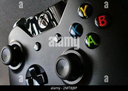 Eine Makroaufnahme eines Xbox One Videospielcontrollers mit verschiedenen Tasten Stockfoto