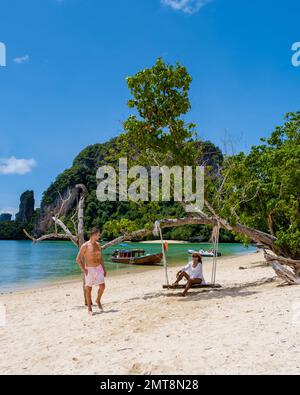 Männer und Frauen auf Pakbia Island Teil der Koh Hong Islands Krabi Thailand, der tropische Strand Krabi mit Schaukel Stockfoto