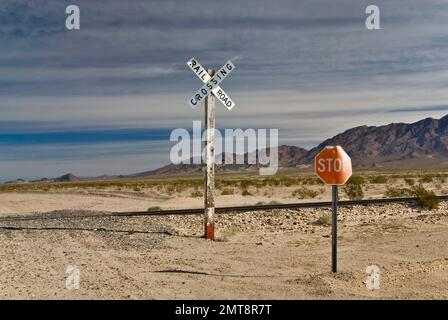 Eisenbahn Kreuzung, Cadiz Straße, Schiff Bergen in Ferne, Mojave-Wüste, Mojave Trails Nationaldenkmal, Kalifornien, USA Stockfoto