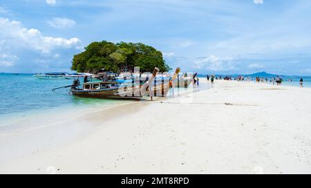 Inselgruppe Krabi Thailand 2022. Juli, der tropische Strand der Insel Tup Krabi mit Langboot-Booten und Touristen am Strand. Stockfoto