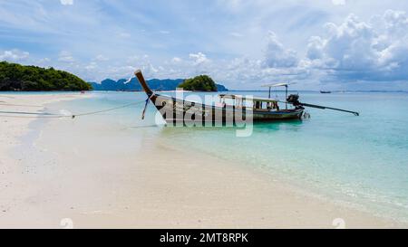 Inselgruppe Krabi Thailand 2022. Juli, der tropische Strand der Insel Tup Krabi mit Langboot-Booten und Touristen am Strand. Stockfoto