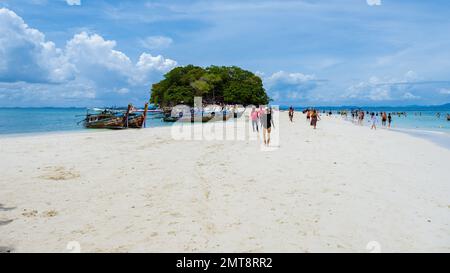 Inselgruppe Krabi Thailand 2022. Juli, der tropische Strand der Insel Tup Krabi mit Langboot-Booten und Touristen am Strand. Stockfoto